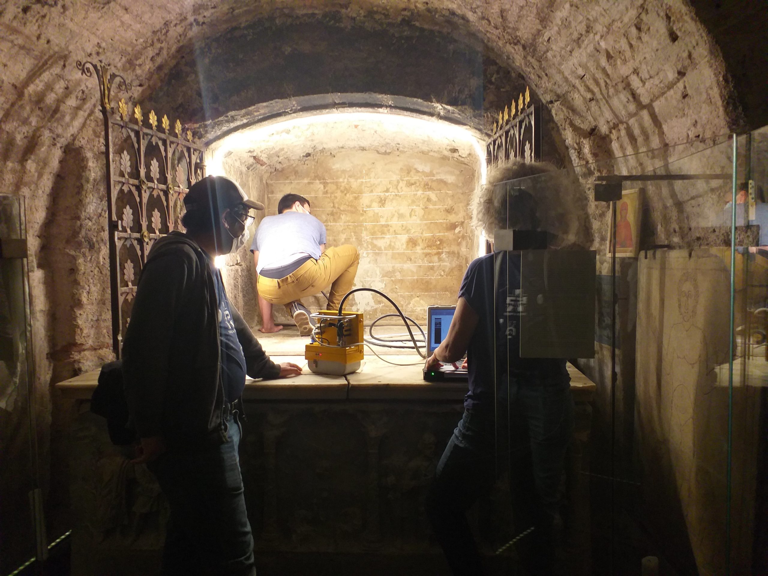 Prospection radar de la niche du reliquaire de sainte Marie-Madeleine dans la crypte