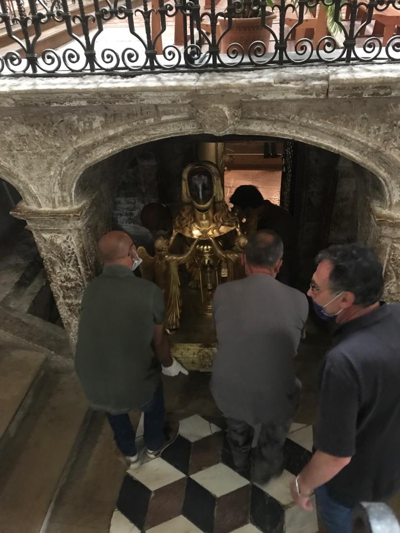Déplacement du reliquaire de sainte Marie-Madeleine hors de la crypte